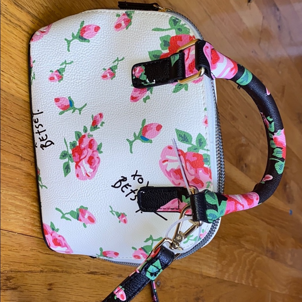 Small purse with kind strap for shoulder